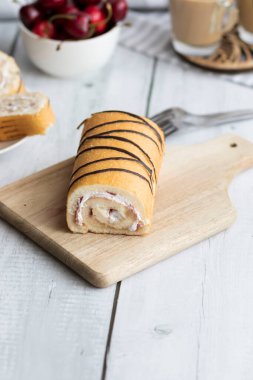 Tahta bir tahtanın üzerinde taze kirazlı vişneli turta. Ahşap bir arka planda
