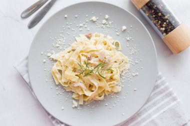 Pastırma ve peynirli spagetti.