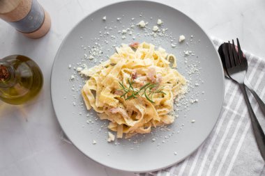 Pastırmalı, peynirli ve kremalı spagetti.