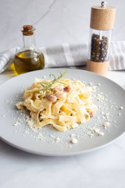 Parmesan peynirli spagetti carbonara, tabakta cecetta, yakın çekim.