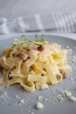 Pastırmalı makarna, parmesan, peynir ve pastırma.