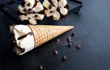 Dondurma külahı, çikolatalı dondurma. Karanlık bir arka planda