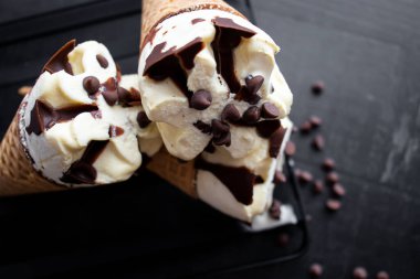 Dondurma külahı, çikolatalı dondurma. Karanlık bir arka planda