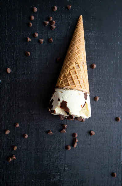 Конус Мороженого Сливками Кусочками Шоколада Темном Фоне — стоковое фото