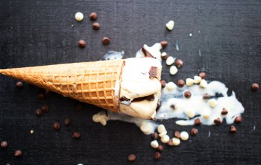 Dondurma külahı, çikolatalı dondurma. Karanlık bir arka planda