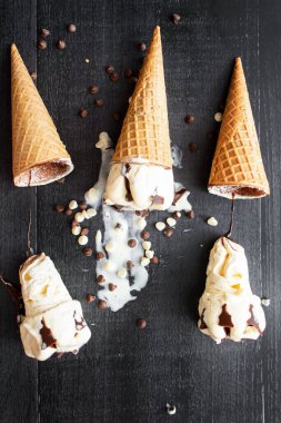 Dondurma külahı, çikolatalı dondurma. Karanlık bir arka planda