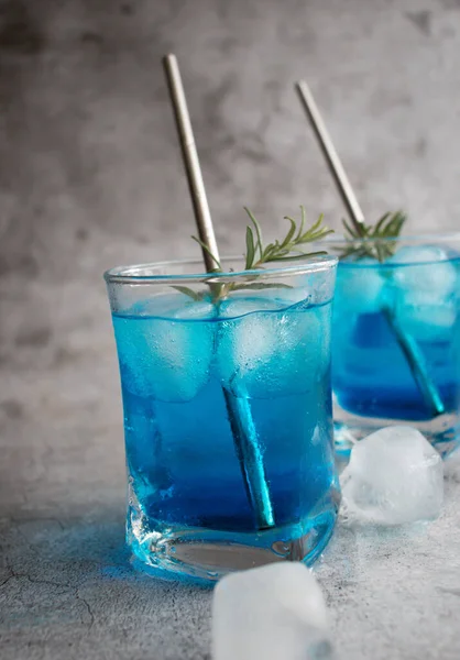 Ein Glas Cocktail Blaue Lagune Cool Auf Grauem Hintergrund — Stockfoto