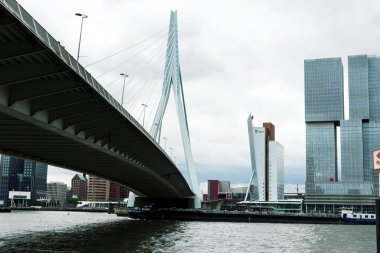 Hollanda büyük ve güzel bir ülkedir. Binaları zapt etmek için.