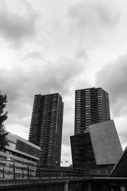 Hollanda büyük ve güzel bir ülkedir. Binaları zapt etmek için.