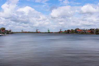 Hollanda büyük ve güzel bir ülkedir. Binaları zapt etmek için.