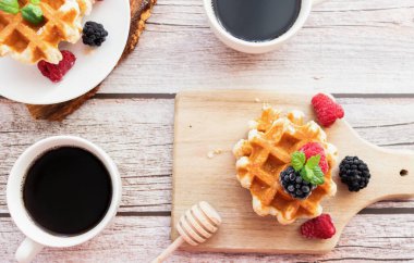 Ahududu ve yaban mersini ile Belçika waffle