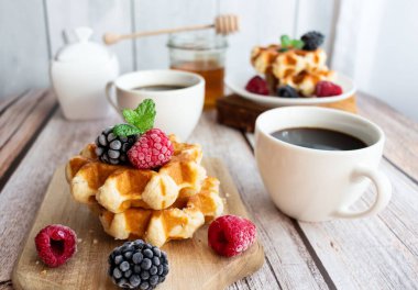 Meyveli ve kahveli lezzetli Belçika waffle 'ları.