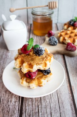 Böğürtlenli waffle. Meyveli Belçika waffle 'ı. - Günaydın. Ahşap bir arka planda