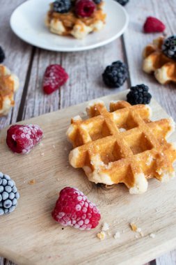 Böğürtlenli waffle. Meyveli Belçika waffle 'ı. - Günaydın. Ahşap bir arka planda