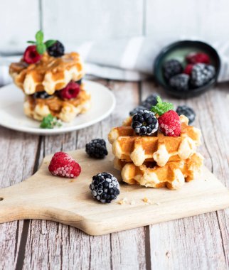 Böğürtlenli waffle. Meyveli Belçika waffle 'ı. - Günaydın. Ahşap bir arka planda