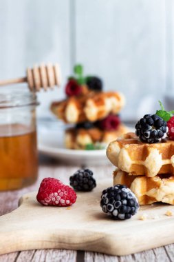 Böğürtlenli waffle. Meyveli Belçika waffle 'ı. - Günaydın. Ahşap bir arka planda