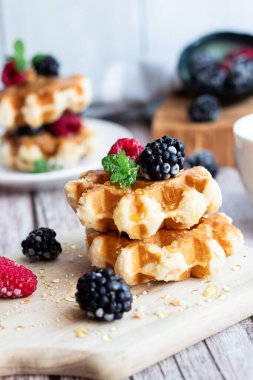 Böğürtlenli waffle. Meyveli Belçika waffle 'ı. - Günaydın. Ahşap bir arka planda