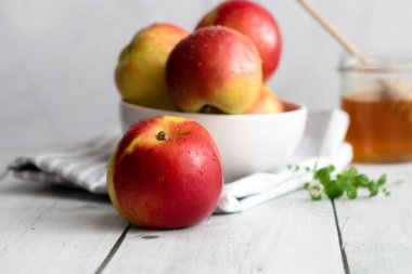Fotokopi alanı olan beyaz masada taze sulu elmalar.