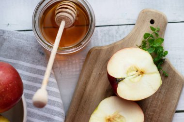 Ahşap arka planda elma balı