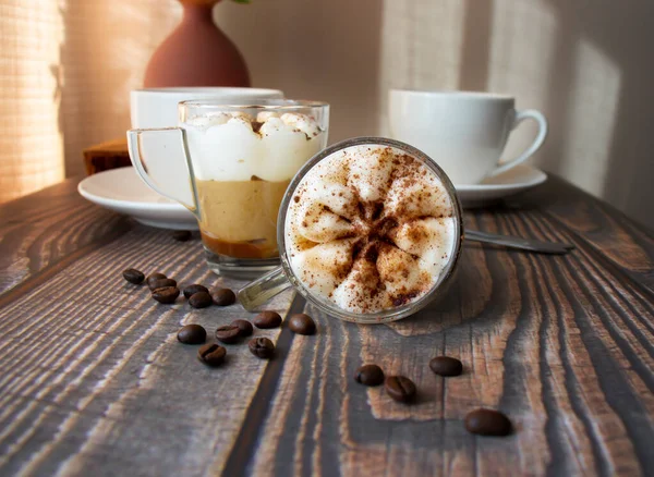 Kaffeetrinken Auf Einem Hölzernen Hintergrund Morgen — Stockfoto