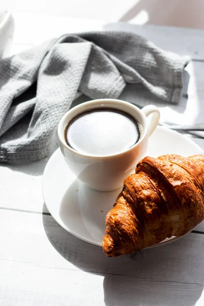 Cup Coffee Croissant Cup Coffee Croissants White Wooden Breakfast Morning — Stock Photo, Image