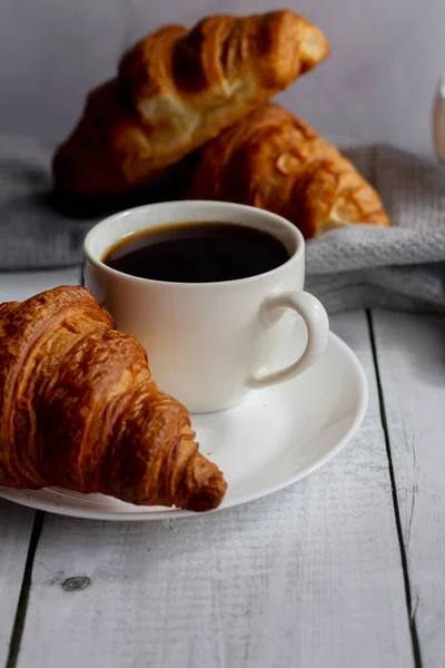 Чашку Кофе Круассаны Белом Дереве Завтрак Доброе Утро — стоковое фото