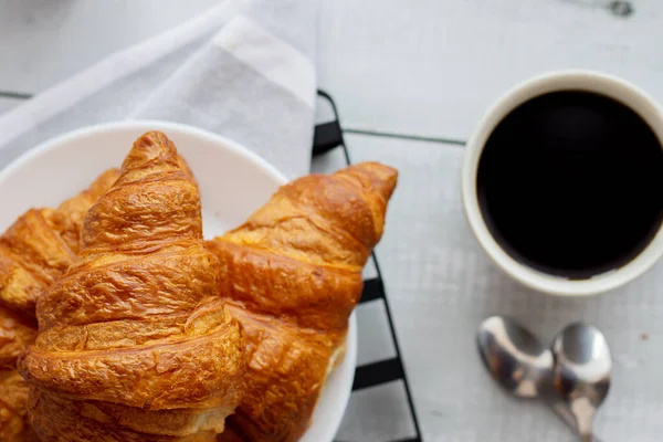 Eine Tasse Kaffee Und Croissants Auf Weißem Holz Frühstück Morgen — Stockfoto