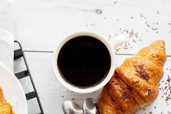 Чашку Кофе Круассаны Белом Дереве Завтрак Доброе Утро — стоковое фото