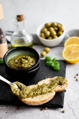 Ekmeğin üzerine ev yapımı pesto sosu.
