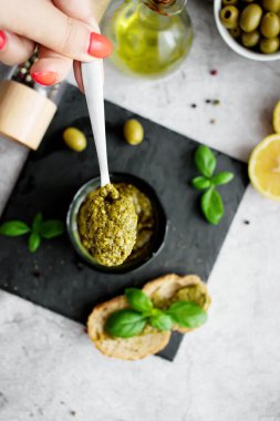 Açık gri masada leziz pesto sosu, üst manzara.