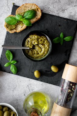 pesto sosu malzemeler ile.