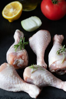 Tahta tabakta çiğ tavuk bacağı. Tahta arka planda. Yakın çekim