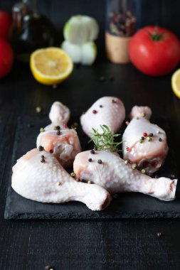 Tahta tabakta çiğ tavuk bacağı. Tahta arka planda. Yakın çekim