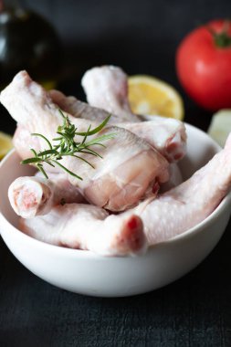 Tahta tabakta çiğ tavuk bacağı. Tahta arka planda. Yakın çekim