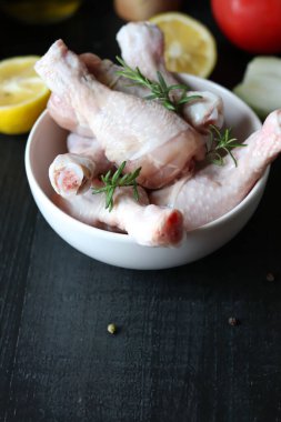 Tahta tabakta çiğ tavuk bacağı. Tahta arka planda. Yakın çekim