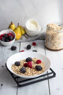 Çilekli yulaf ezmesi. Beyaz arka planda ahşap. Kahvaltı.