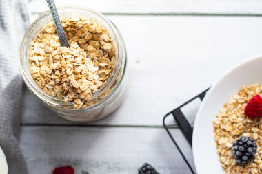 Çilekli yulaf ezmesi. Beyaz arka planda ahşap. Kahvaltı.