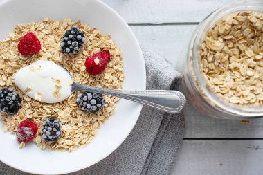 Çilekli yulaf ezmesi. Beyaz arka planda ahşap. Kahvaltı.