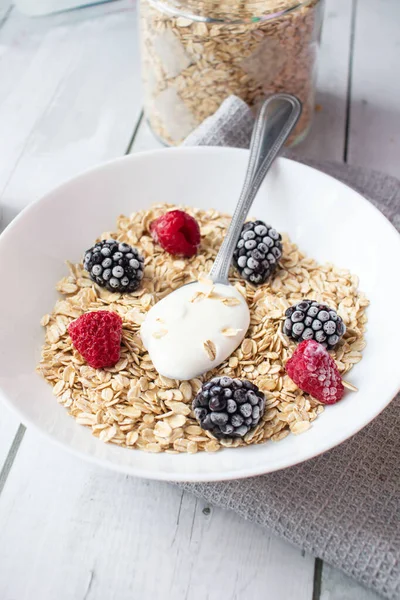 Oatmeal Berries Wooden White Background Breakfast — Stock Photo, Image