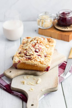 Tahta üzerinde vişneli turta. Ev yapımı vişneli turta. tahta arkaplan.