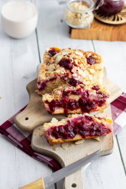 Tahta üzerinde vişneli turta. Ev yapımı vişneli turta. tahta arkaplan.