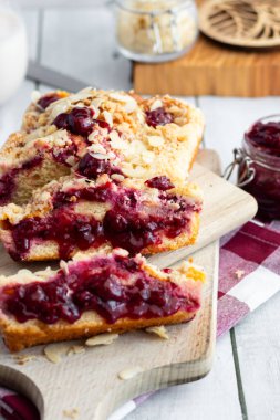 Tahta üzerinde vişneli turta. Ev yapımı vişneli turta. tahta arkaplan.