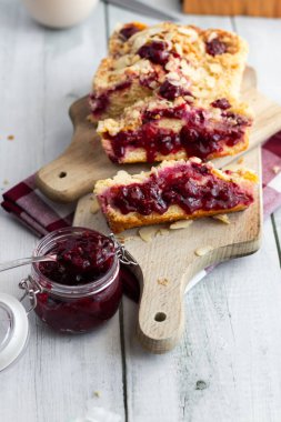 Tahta üzerinde vişneli turta. Ev yapımı vişneli turta. tahta arkaplan.