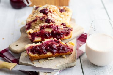 Tahta üzerinde vişneli turta. Ev yapımı vişneli turta. tahta arkaplan.