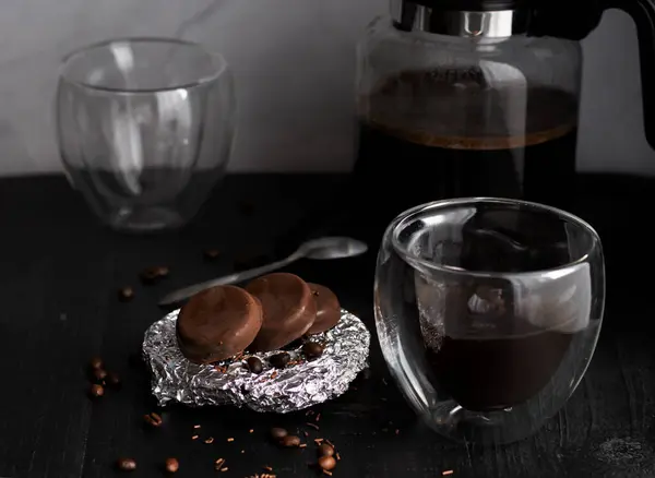 Café Dans Une Tasse Verre Avec Cuisson Chocolat Sur Fond — Photo