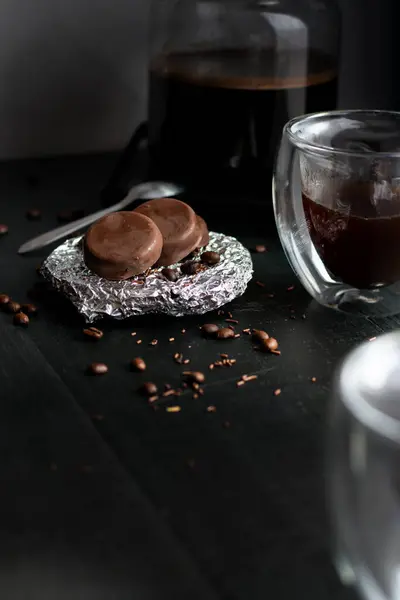 Café Dans Une Tasse Verre Avec Cuisson Chocolat Sur Fond — Photo