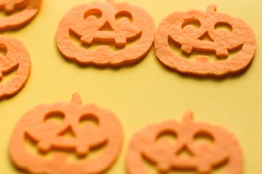 Turuncu balkabakları ve örümceklerle cadılar bayramı arka planı