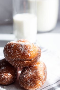 Pudra şekerli donutlar. Tahta bir arka planda. Kahvaltı