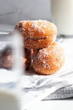 Taze pişmiş şekerli çöreğin kapağını kapatın..