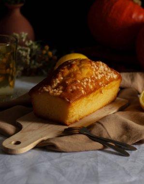 Köy tahtasında klasik limonlu turta. Tatlı. Lezzetli